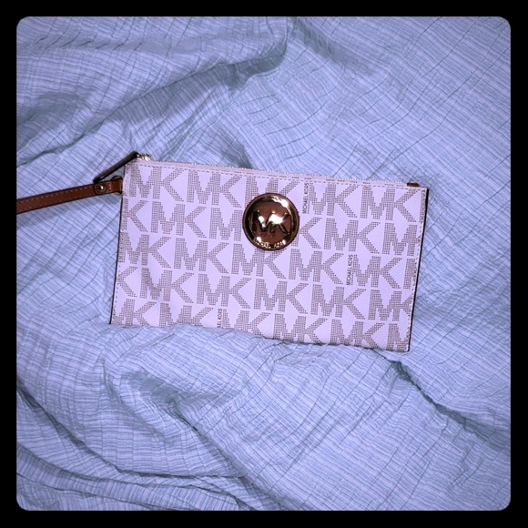 Michael Kors Handbags - Michael Kors Jet Set Travel Wristlet Large